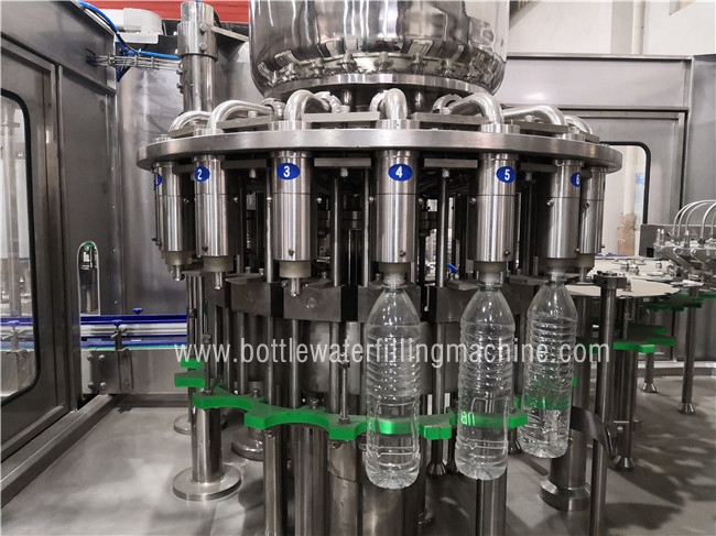 Bottiglia Juice Filling And Sealing Machine dell'animale domestico di 3000BPH 2000ML 6kw 0